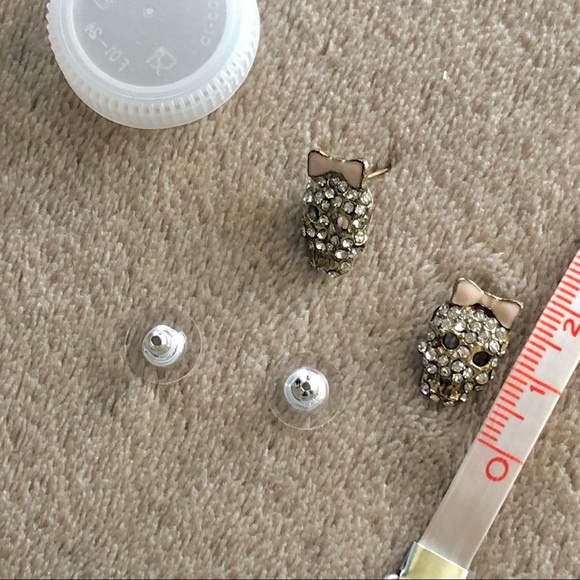 ✨2/$7✨ Earrings: Skull with Bow Earrings, Pink, 1 pair 🛍 Bundle Me! - Picture 5 of 8